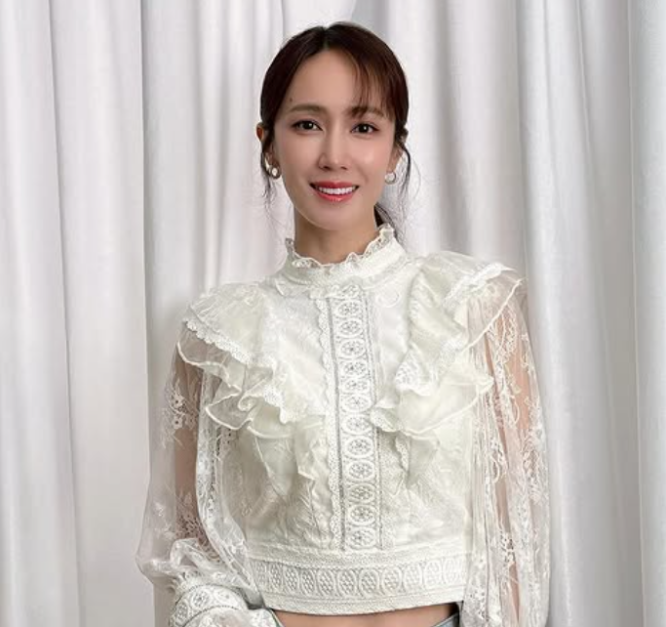 小薰被爆拖欠牙醫診所14萬,透過經紀人回應。(圖/翻攝小薰IG)